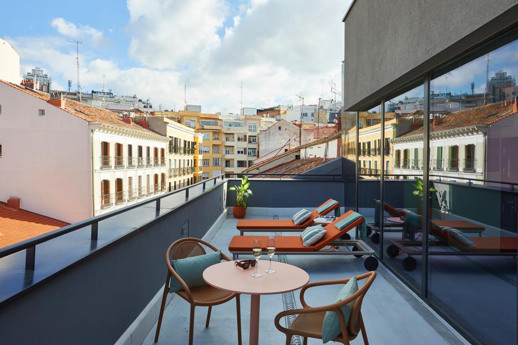 The Social Hub Madrid Hotel Exterior photo